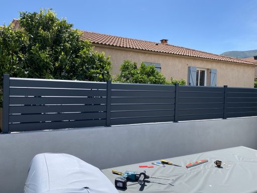 Clôture aluminium sur muret Clôture aluminium sur muret